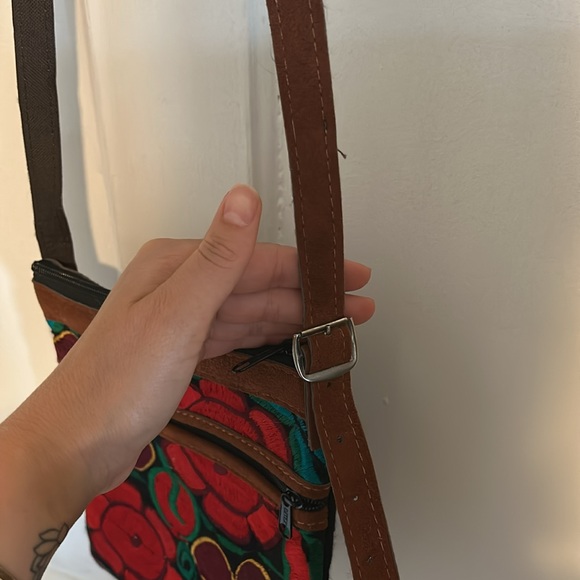 Bright, floral weaving pattern - crossbody - Picture 3 of 5